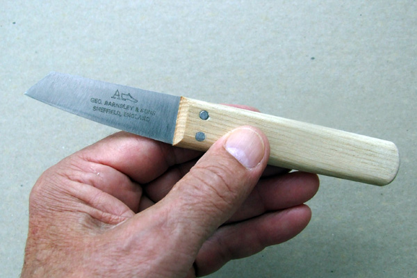 A stubby cobbler's knife 