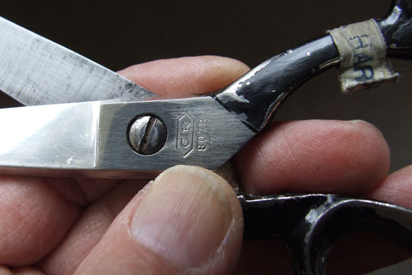 Adjustable screw on scissors=