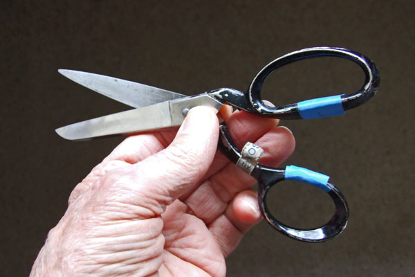Mid-range scissors